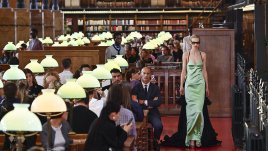 Valentino за пролет/лято 2027: Дантела, сатен и ярки цветове между книгите (+Снимки)