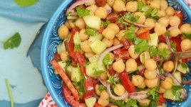 Лесна салата с нахут