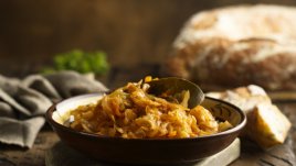 Салата с кисело зеле и пушена риба