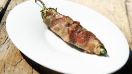 Пълнени чушки с кайма, увити в бекон