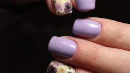 Елегантен лилав маникюр с цветя (галерия) 