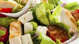 Салата с печено месо, царевица и авокадо