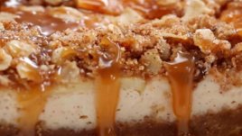 Ябълков крамбъл с карамелен топинг 