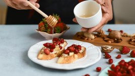 Брускети със сирене бри, мед и ягоди