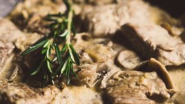 Телешки стек с гъби и сос от синьо сирене