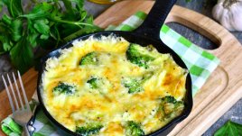 Фритата с броколи, лук и кашкавал