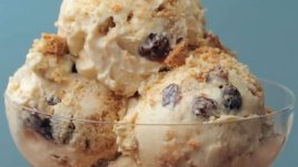 Сладолед в блендер с бисквити и стафиди