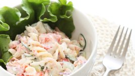 Салата с паста, колбаси и майонезен дресинг