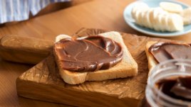 Домашен течен шоколад с бадеми и фурми