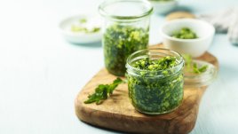 Песто с кориандър и орехи 