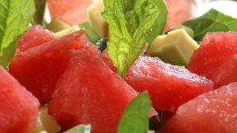 Салата с диня, авокадо и спанак