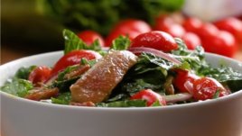 Питателна салата с пилешко и бекон 