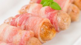 Рулца от миникренвирши с бекон