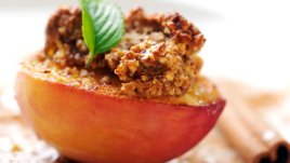 Печени праскови с мед и ядки