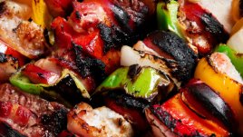 Шишчета с пилешко месо и бекон в марината