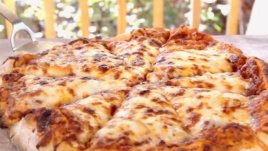 Пица със сирена и домати