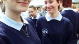 Униформи с чип, за да не бягат децата от училище