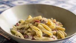 Паста Качо е пепе с бекон