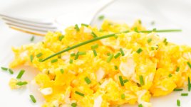 Маслени бъркани яйца с извара и пресен лук