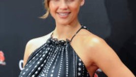 Джесика Алба написа книга със съвети за майчинството и кулинарни рецепти