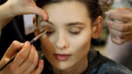 Скрийте тъмните кръгове под очите с няколко трика