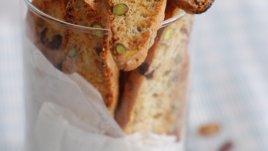 Коледни бишкоти с боровинки и шамфъстък