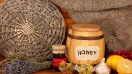 Разядка с чесън, мед и орехи