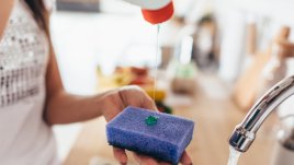 Най-честите грешки, които правим с гъбата за миене на съдове 