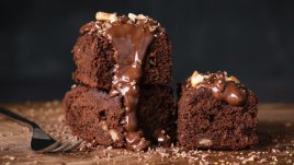 Шоколадов маслен сладкиш с глазура и орехи 