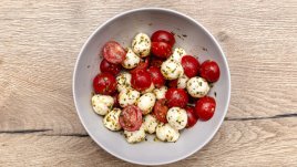 Салата с чери домати, моцарела и дресинг