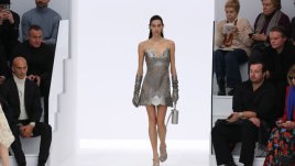 Сребристо и ефирни материи от FENDI за лятото на 2023