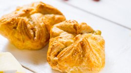 Хапки с моцарела, бутертесто и домати