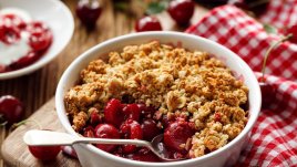 Лесен крамбъл с пресни череши