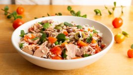 Средиземноморска салата с ориз, шунка и зеленчуци 