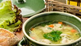 Пилешка супа със зеленчуци и крутони