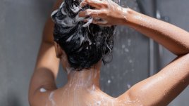 Признаци, че миете косата си твърде често