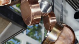 Трикове за почистване на загорели съдове