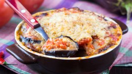 Запечен патладжан с доматен сос и козе сирене