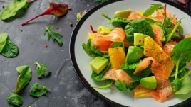 Салата с авокадо и пушена сьомга