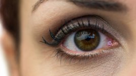 Как да забавим появата на бръчки около очите?