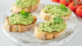 Тост с авокадо, лимонов сок и кориандър 