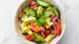 Салата с авокадо, домати и краставици 
