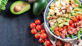 Салата „Коб“ с бекон и авокадо