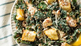 Салата „Цезар“ с къдраво зеле и аншоа 