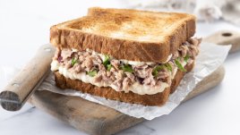 Сандвич с риба тон, мариновани лукчета и подправки