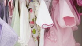 Изтеглят от пазара детски дрешки с опасни връзки