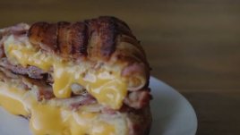 Сандвич обвит в бекон