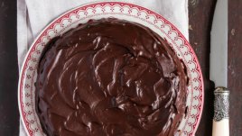 Сладкиш с карамел и шоколад без печене