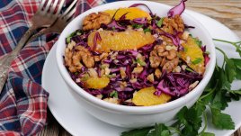 Салата с червено зеле, портокали и орехи