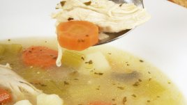 Бистра пилешка супа със зеленчуци